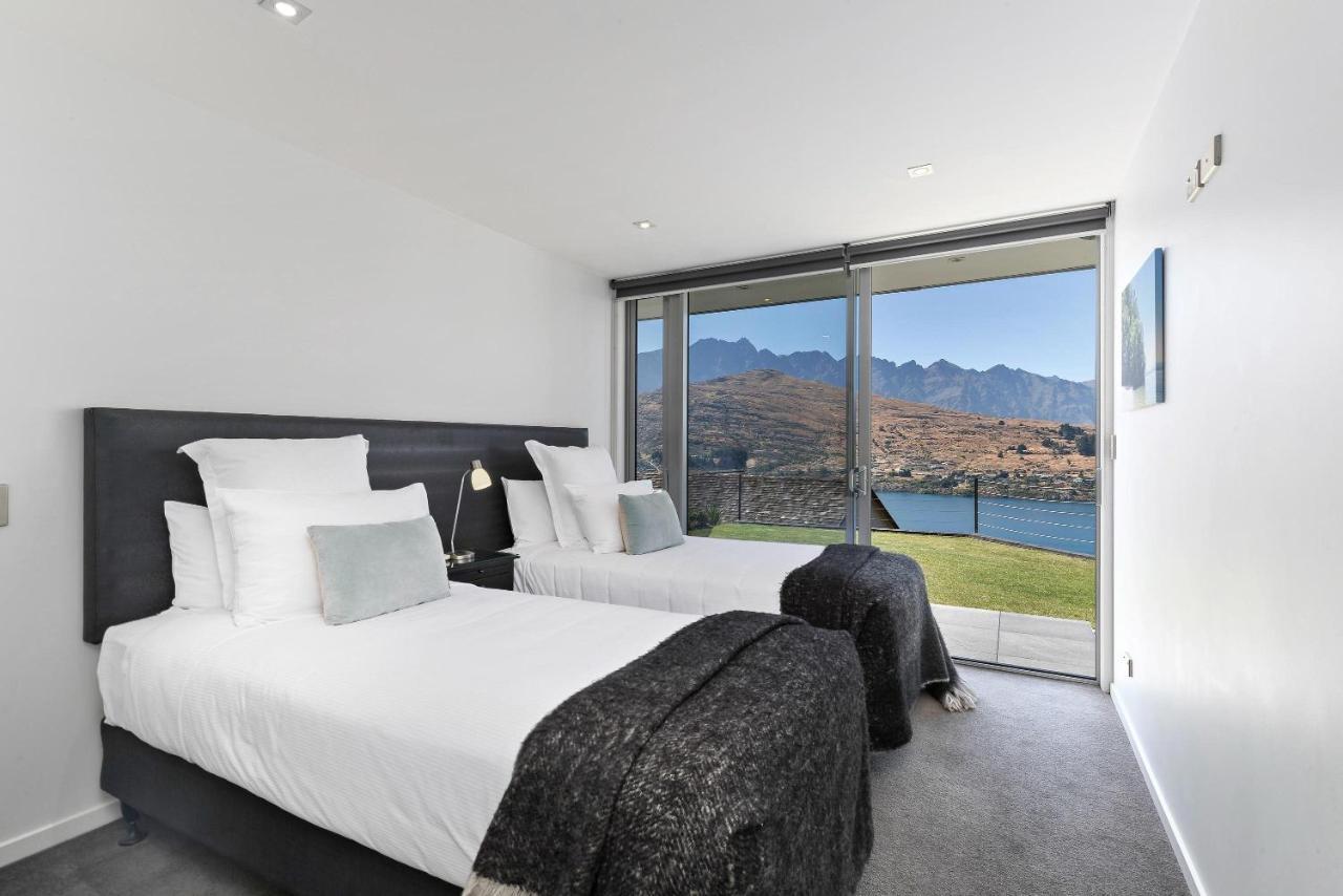 Remarkable Lake View Modern Executive Home Queenstown Exteriör bild