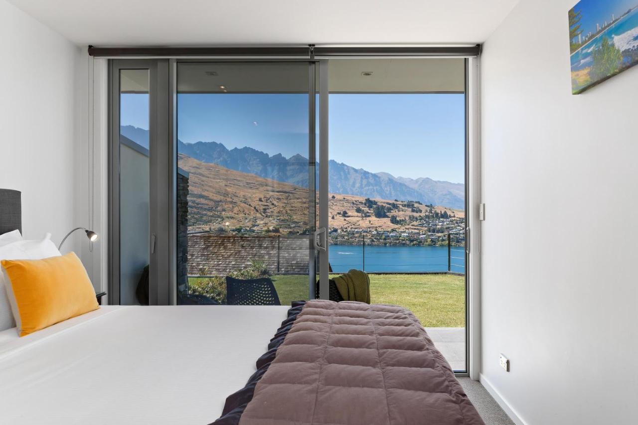 Remarkable Lake View Modern Executive Home Queenstown Exteriör bild